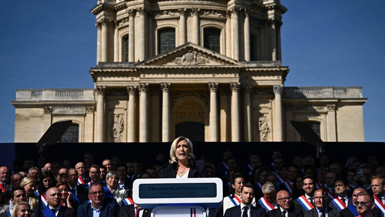  Rechtspopulistin Marine Le Pen sieht sich als Opfer.  