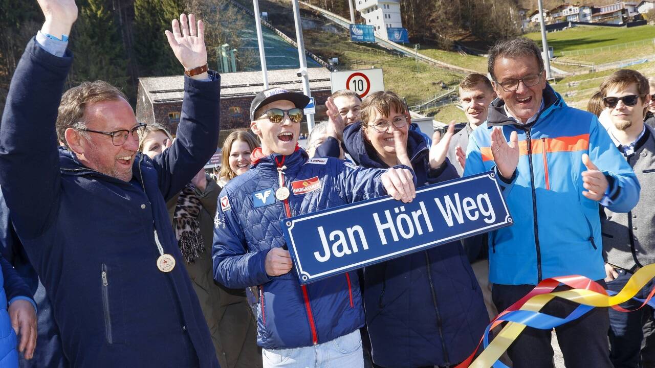 Bürgermeister Hansjörg Obinger (links) freute sich mit Überflieger Jan Hörl über die neue Wegbezeichnung.  