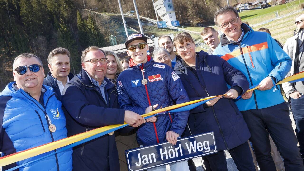 Die Zufahrt zur Schanzenanlage wird künftig „Jan Hörl Weg“ heißen. 