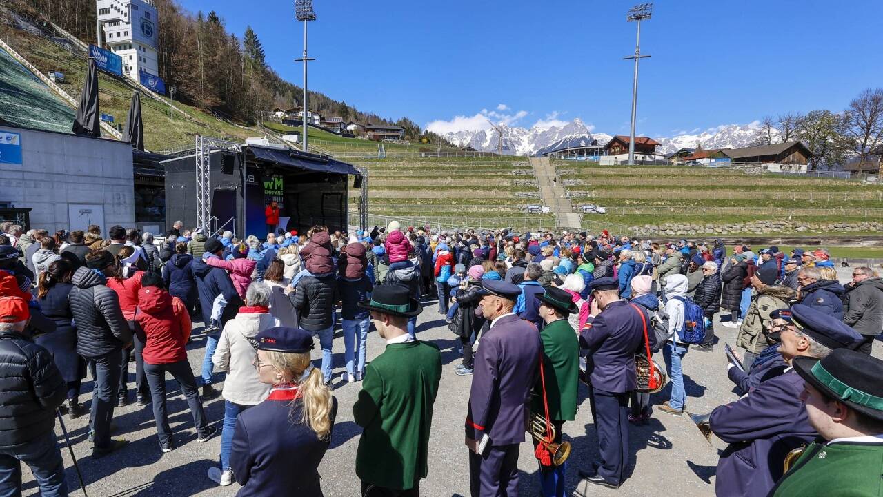 Festakt am Sonntagnachmittag beim Schanzengelände in Bischofshofen.  
