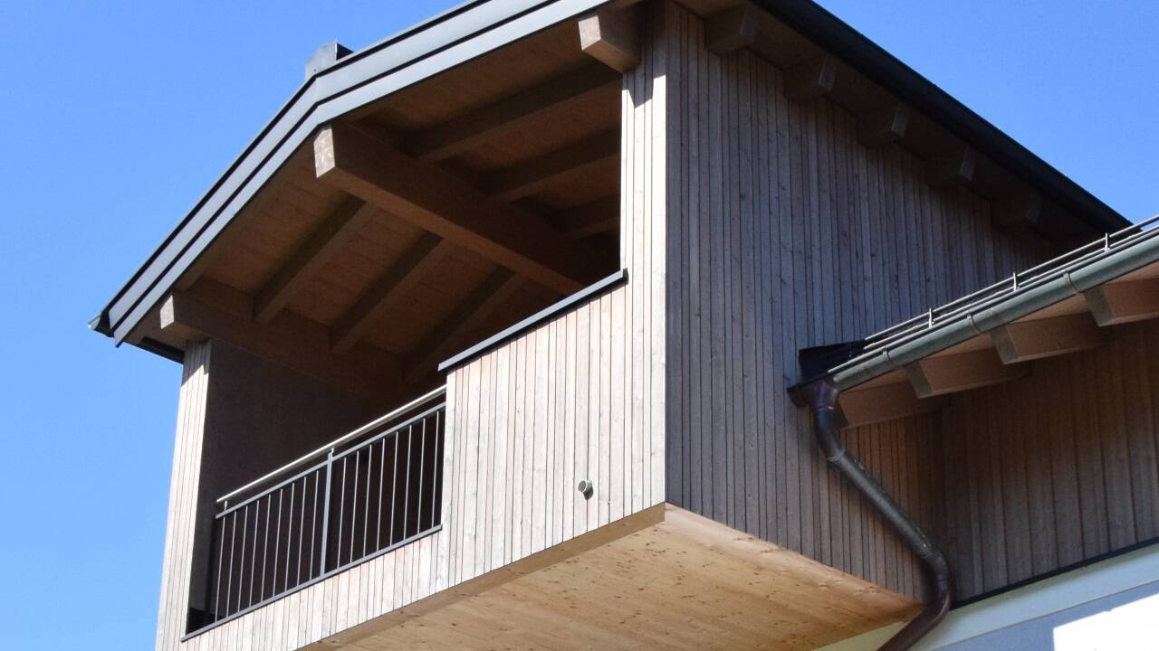 Haus Siller: Am Altbestand wurde der alte Dachstuhl abgetragen, der neue mit einem Holzbau einen Meter höher aufgesetzt. 