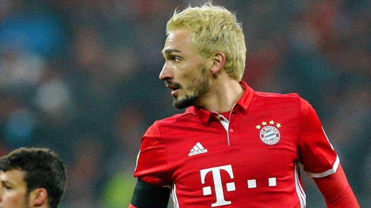 Der große Blonde mit dem roten Trikot: Mats Hummels im Spiel gegen Leipzig. 