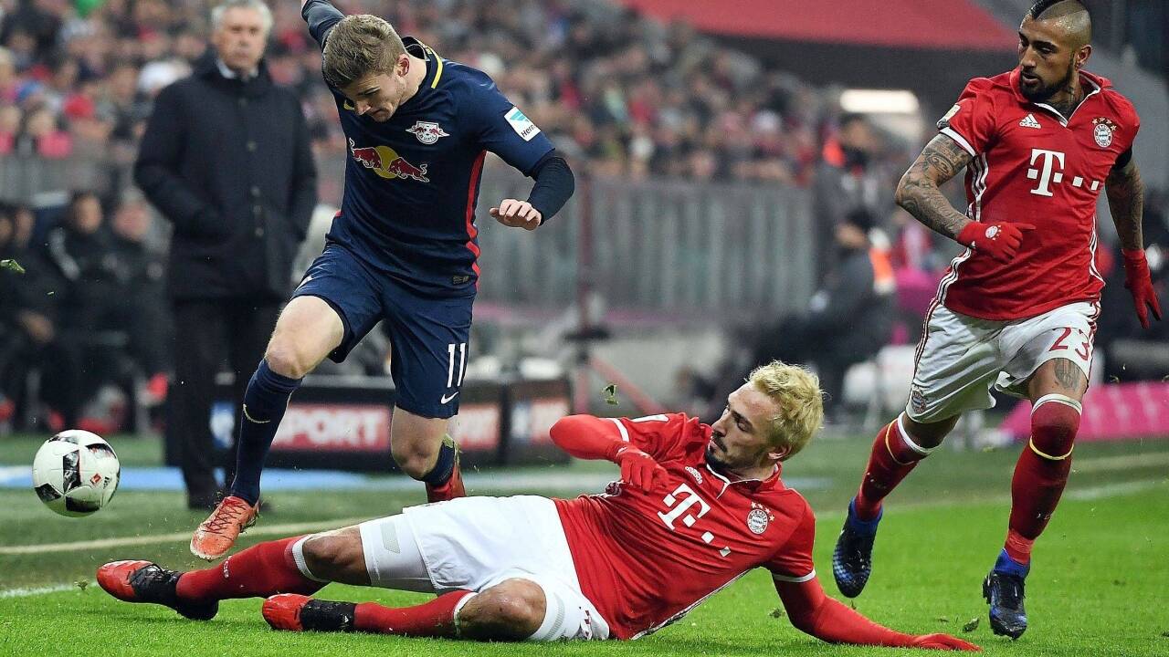 Der große Blonde mit dem roten Trikot: Mats Hummels im Spiel gegen Leipzig. 