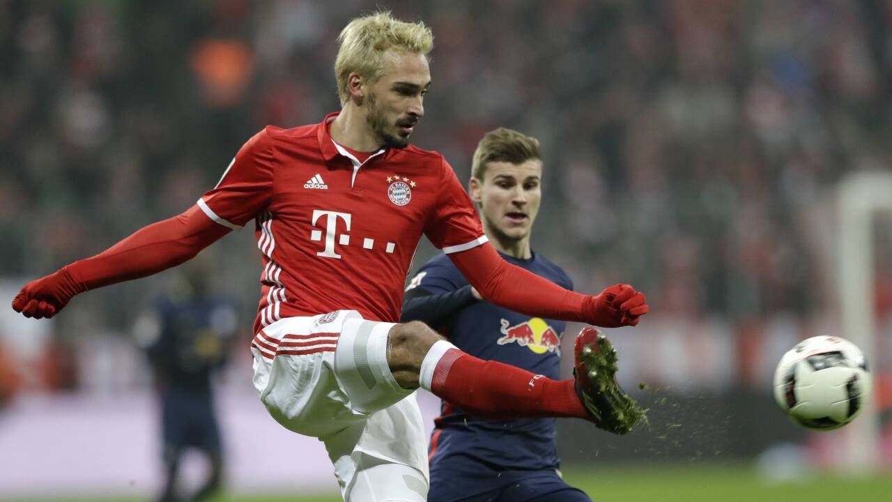Der große Blonde mit dem roten Trikot: Mats Hummels im Spiel gegen Leipzig. 