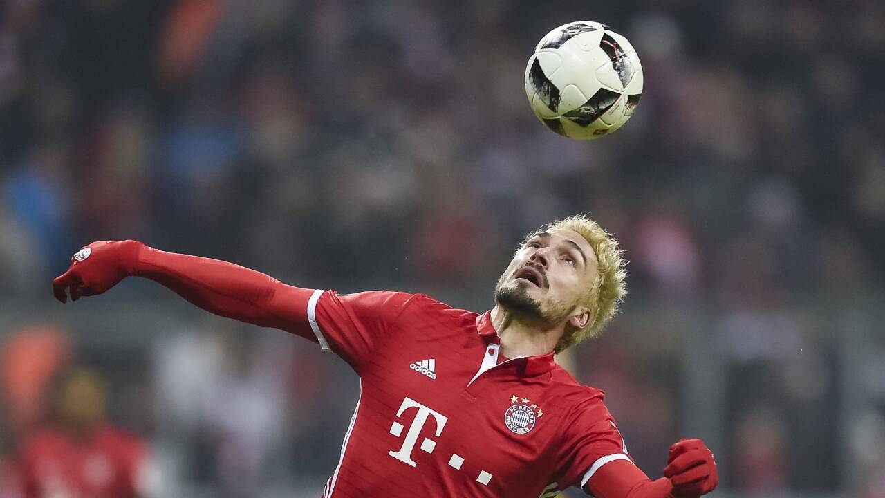 Der große Blonde mit dem roten Trikot: Mats Hummels im Spiel gegen Leipzig. 