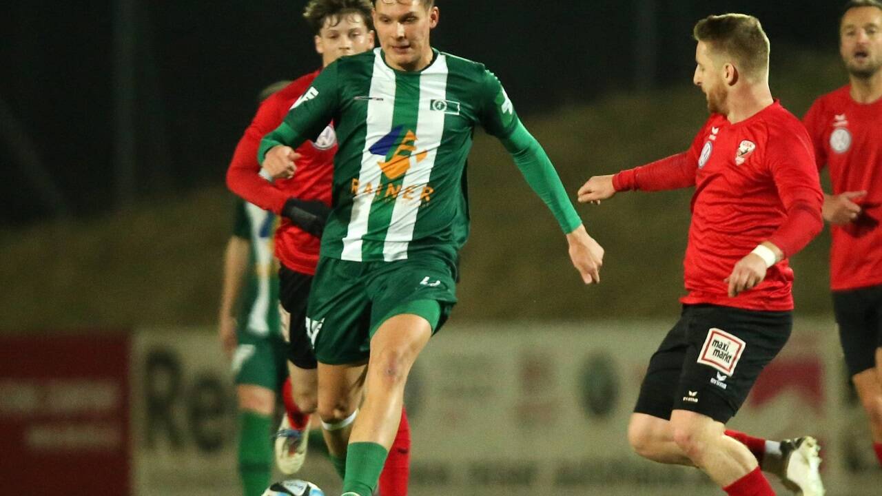 Die Straßwalchner um Damir Music (links) spielen in der nächsten Saison nicht nur gegen Teams der Salzburger Liga, sondern auch gegen eine Mannschaft des SK Rapid. 