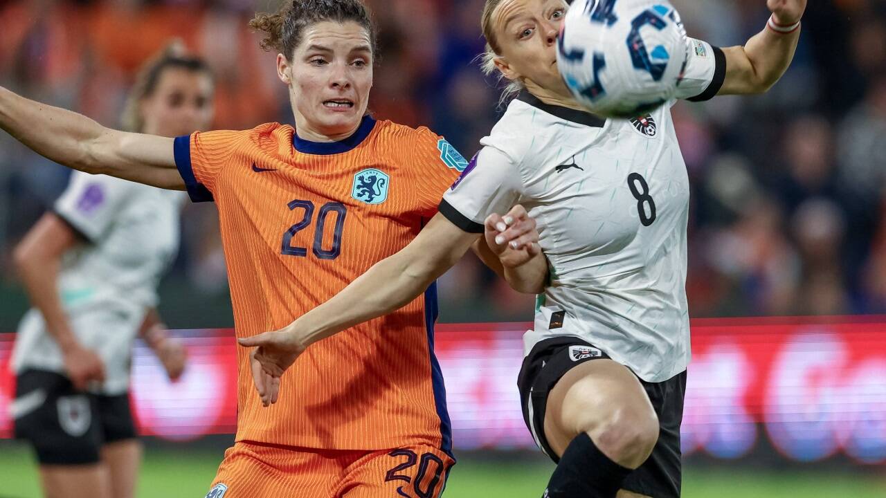 Sophie Hillebrand (rechts) im Zweikampf mit der Niederländerin Dominique Janssen  
