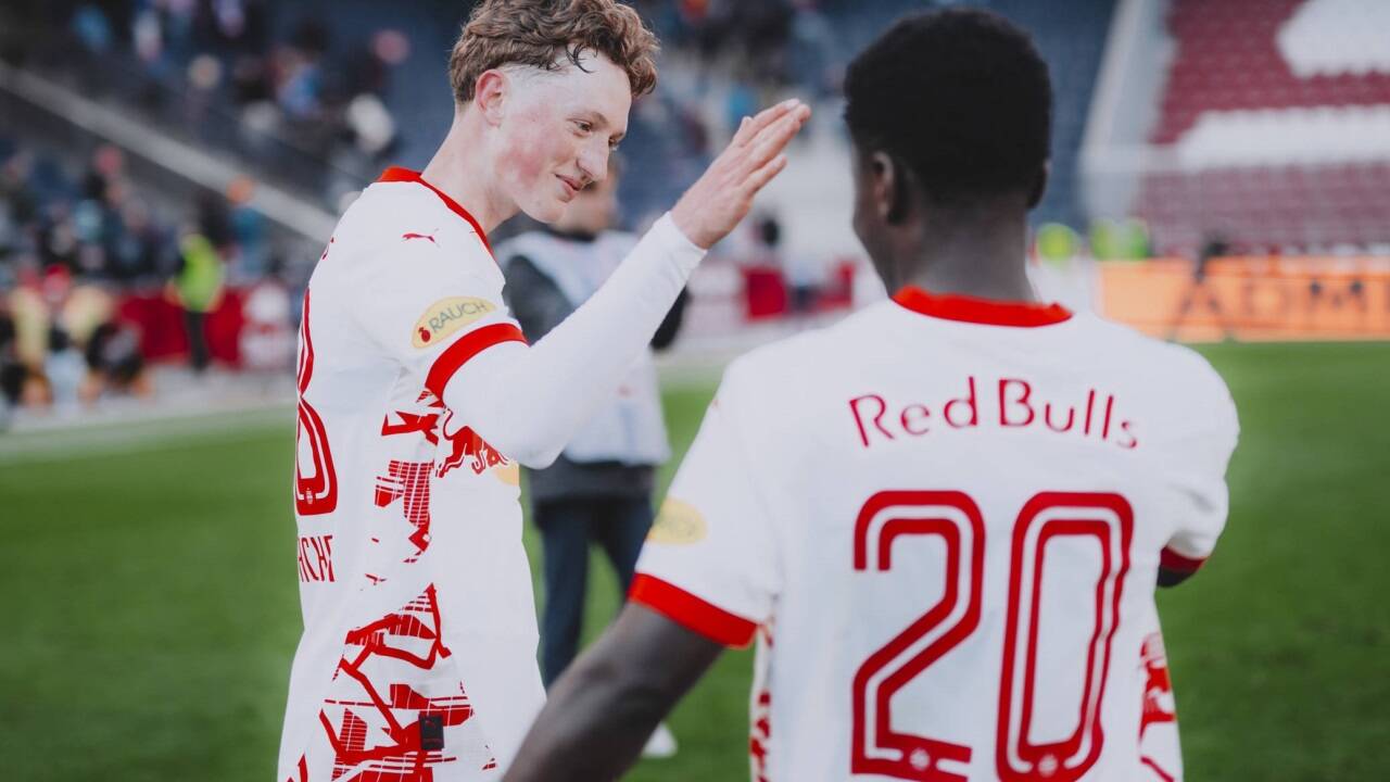 Debütant Valentin Sulzbacher jubelt mit dem Torschützen Edmund Baidoo. Debütant Valentin Sulzbacher jubelt mit dem Torschützen Edmund Baidoo.