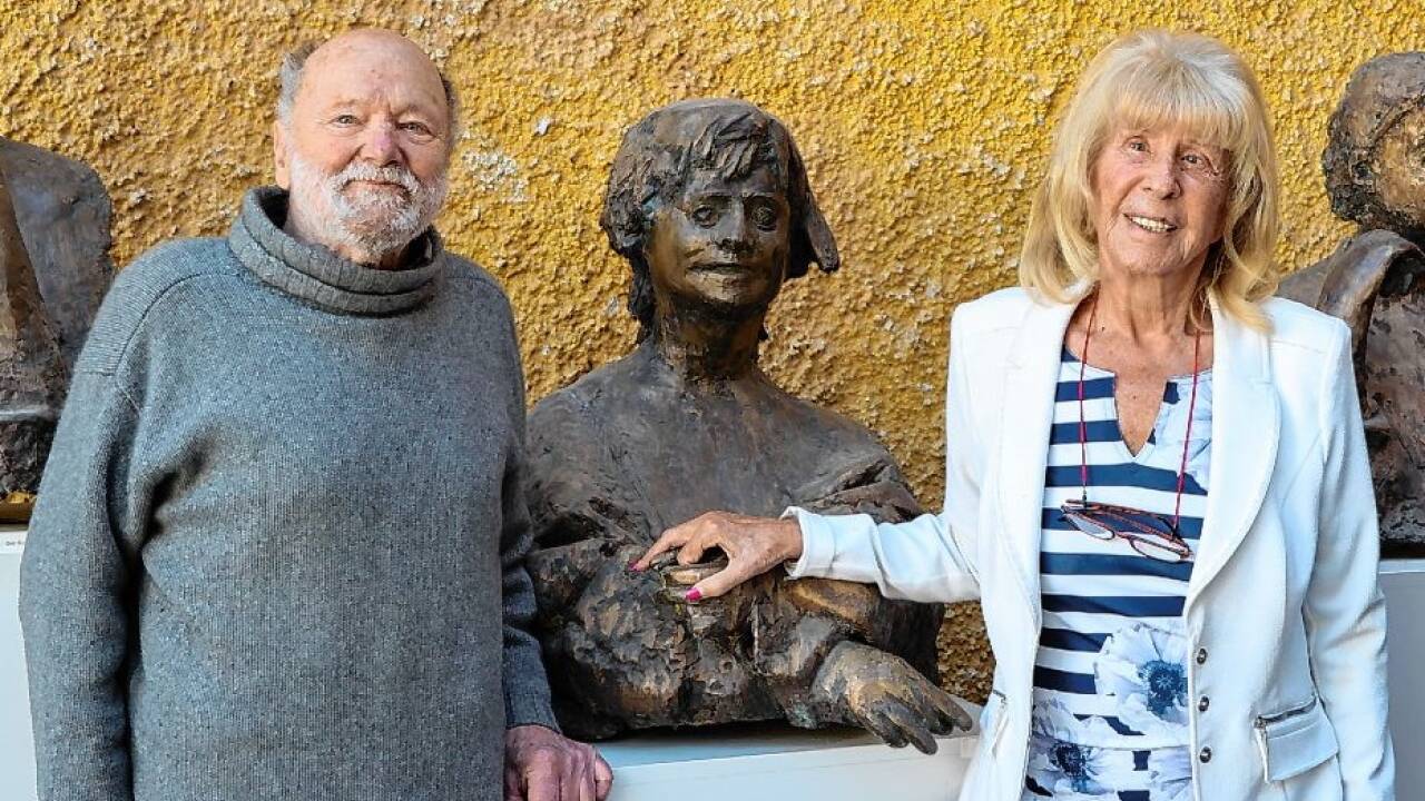 Seit 2022 vergibt ihre Stiftung auch den Gertraud-Ruckser-Giebisch-Preis an Kulturschaffende (hier 2022 mit dem 2023 verstorbenen Bildhauer Josef Zenzmaier, einem der ersten Preisträger).Bild: LMZ/Neumayr 