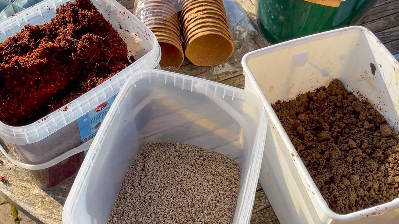 Kompost, Ton, Sand, Dünger – die Zutaten für gute Erde. 