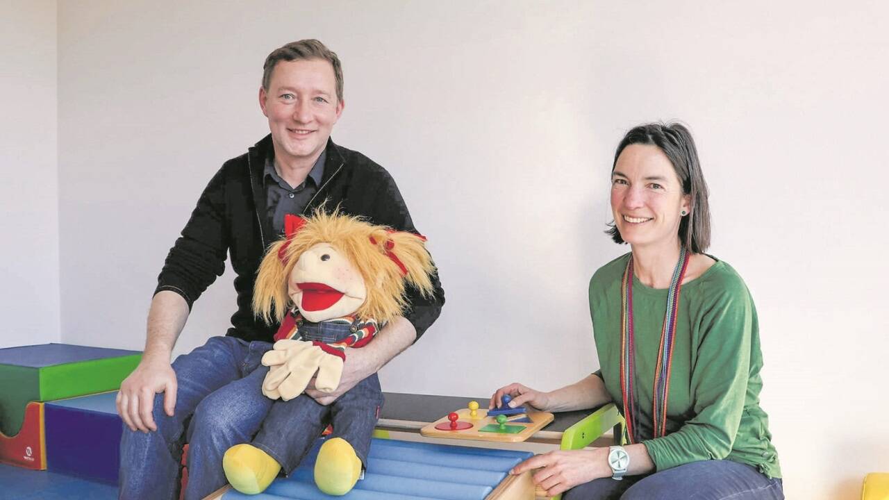 Christian Wiener und Angelika Schorn von der Frühförderung und Familienbegleitung der Lebenshilfe in ihren neuen Räumlichkeiten in der Gewerbestraße 2 in Seekirchen. 
