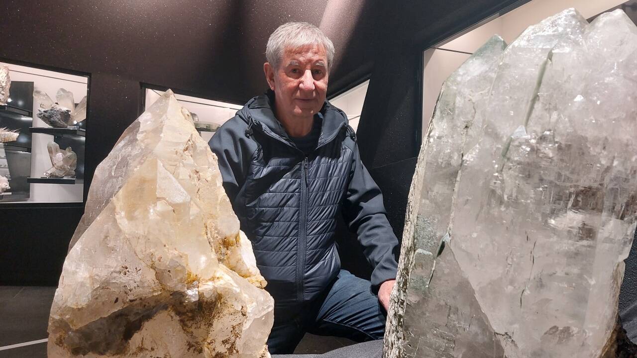 Der Bramberger Erwin Burgsteiner, Obmann der Salzburger Mineraliensammler, mit Kristallen aus dem Glocknergebiet und dem Raurisertal im Museum in Bramberg. Der Bramberger Erwin Burgsteiner, Obmann der Salzburger Mineraliensammler, mit Kristallen aus dem Glocknergebiet und dem Raurisertal im Museum in Bramberg.