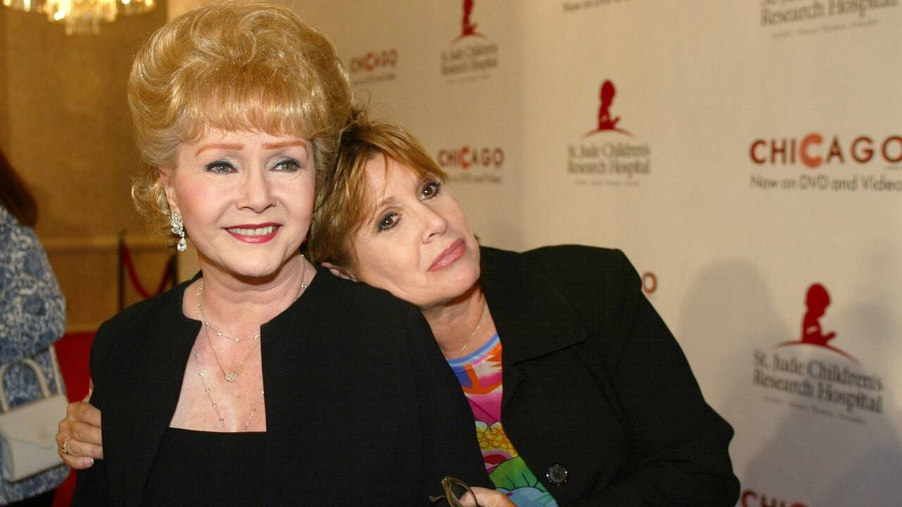 Nur einen Tag nach ihrer Tochter Carrie Fisher (r.) starb Debbie Reynolds im Alter von 84 Jahren an einem Schlaganfall. 
