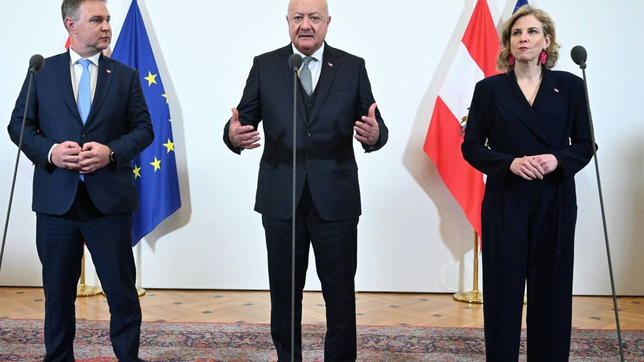 Vizekanzler Andreas Babler (SPÖ), Bundeskanzler Christian Stocker (ÖVP), Außenministerin Beate Meinl-Reisinger (Neos) 