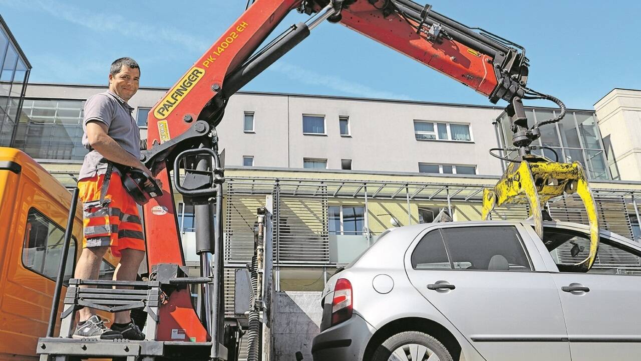 Müllbuster Thomas Höß entsorgt ein Autowrack in der Plainstraße. 