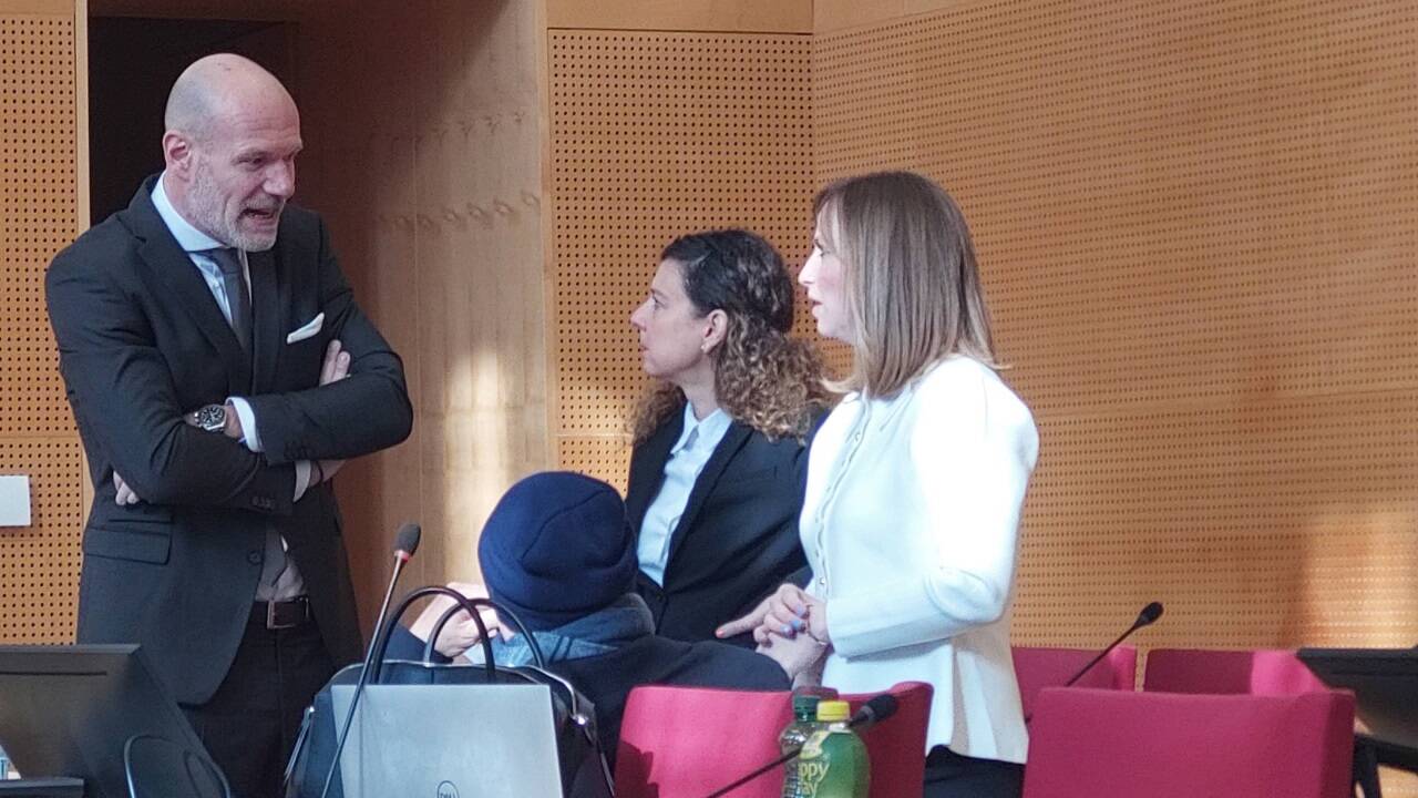Der Angeklagte (vorn in der Mitte sitzend mit Haube) mit seinen Verteidigern Martin Feigl (Wels), Jessica Hamed (Wiesbaden, Deutschland) und Sonja Fasthuber (Wels, rechts). 