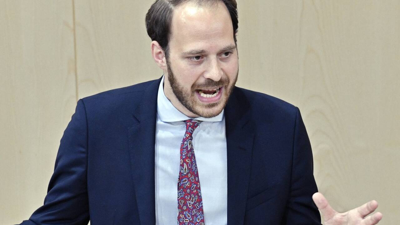 Neos-Abgeordneter Nikolaus Scherak relativiert die Regierungspläne zur Messengerüberwachung. Neos-Abgeordneter Nikolaus Scherak relativiert die Regierungspläne zur Messengerüberwachung.