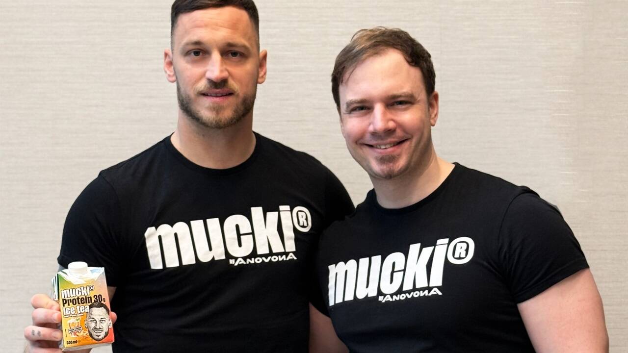 Ein Duo will durchstarten: Marko Arnautovic (links) soll den Protein-Eistee bekannt machen. Firmenchef Alexander Novotny will die Expansion von „mucki“ vorantreiben. Ein Duo will durchstarten: Marko Arnautovic (links) soll den Protein-Eistee bekannt machen. Firmenchef Alexander Novotny will die Expansion von „mucki“ vorantreiben.