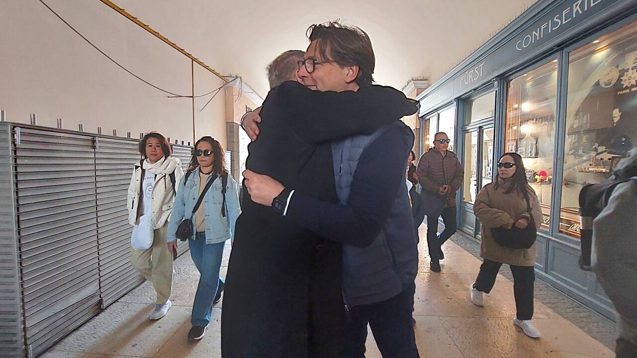 Schauspieler Alfons Haider, der am Landestheater im Musical „Skiverliebt“ auftritt, war der erste Kunde von Sacher-Chef Matthias Winkler. Die beiden trafen im Ritzerbogen aufeinander. 