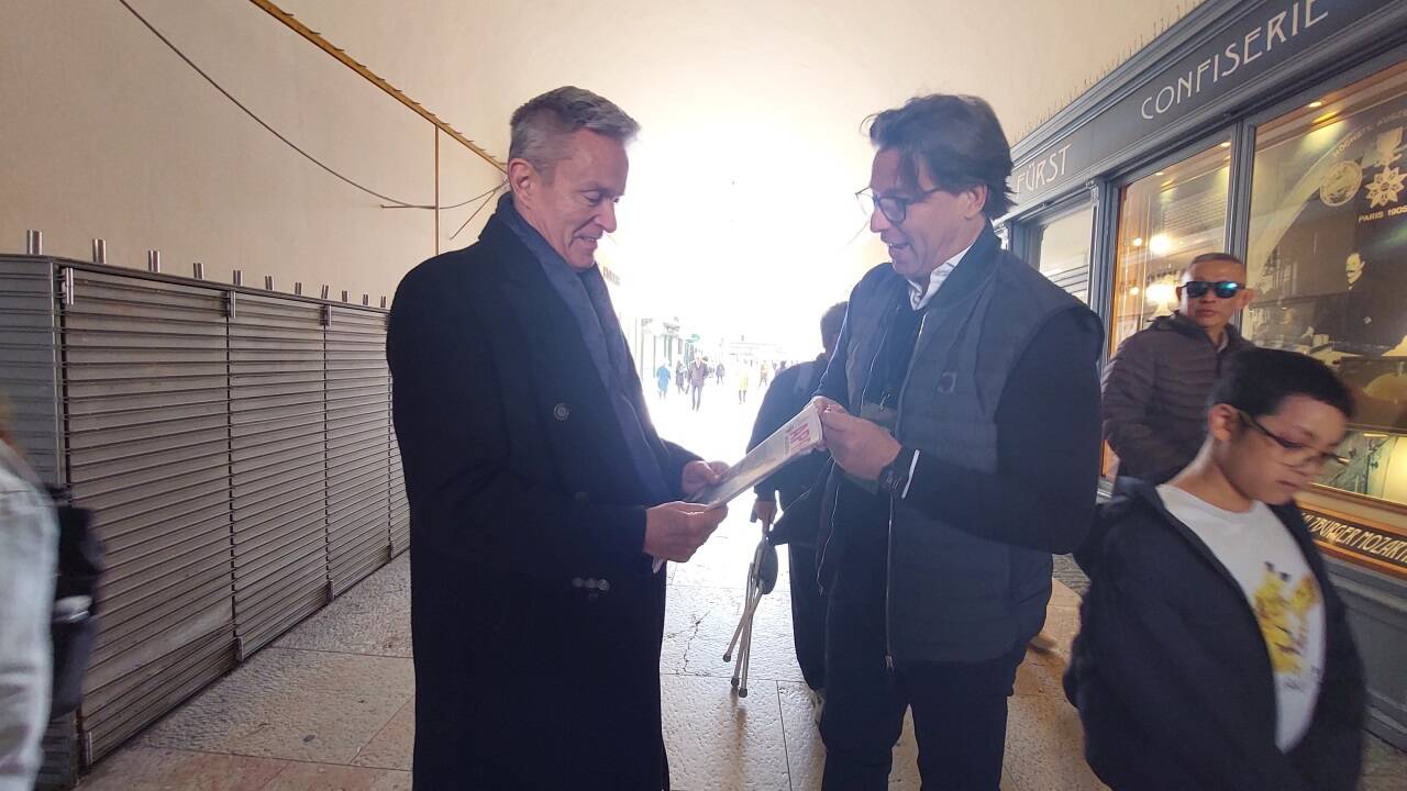 Schauspieler Alfons Haider, der am Landestheater im Musical „Skiverliebt“ auftritt, war der erste Kunde von Sacher-Chef Matthias Winkler. Die beiden trafen im Ritzerbogen aufeinander. 