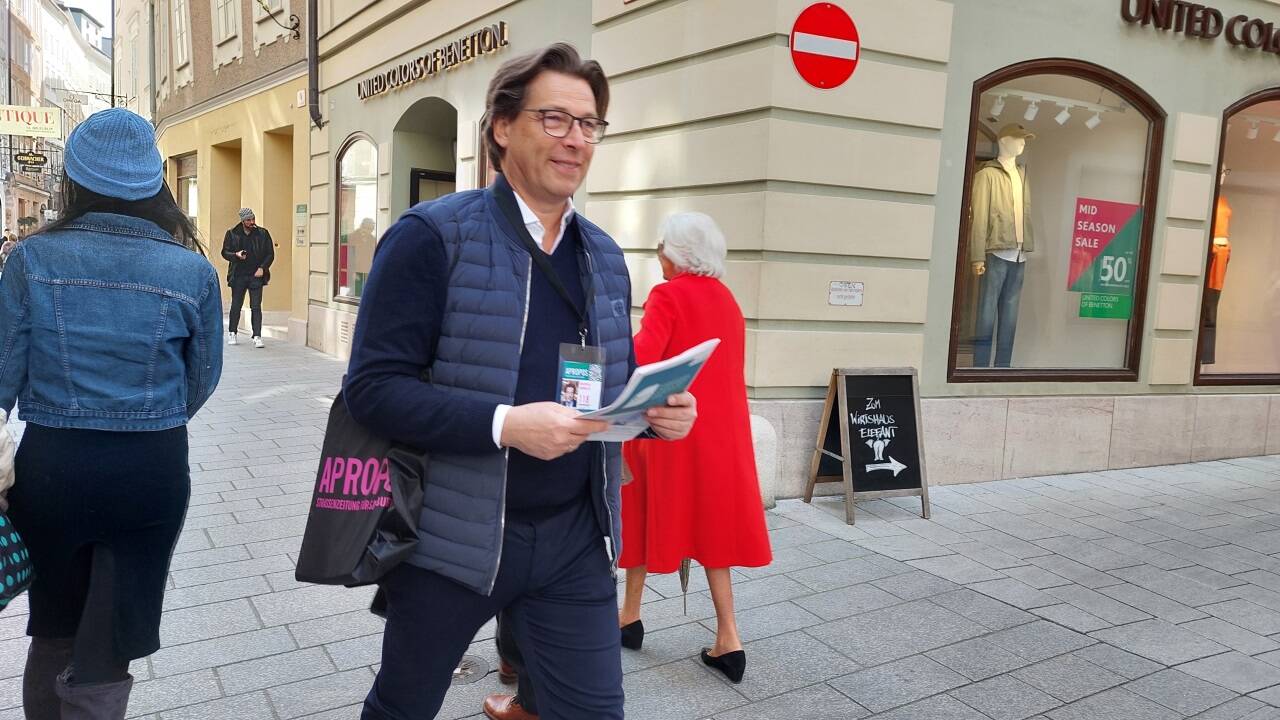 Zwei Stunden lang betätigte sich Sacher-Chef Matthias Winkler am Mittwoch als Straßenzeitungsverkäufer.  