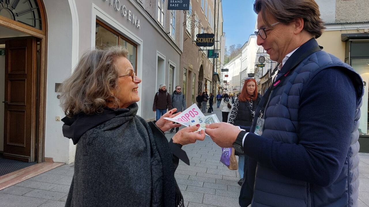 Auch Ulrike Parth aus Mainz kaufte Matthias Winkler ein Exemplar ab.  