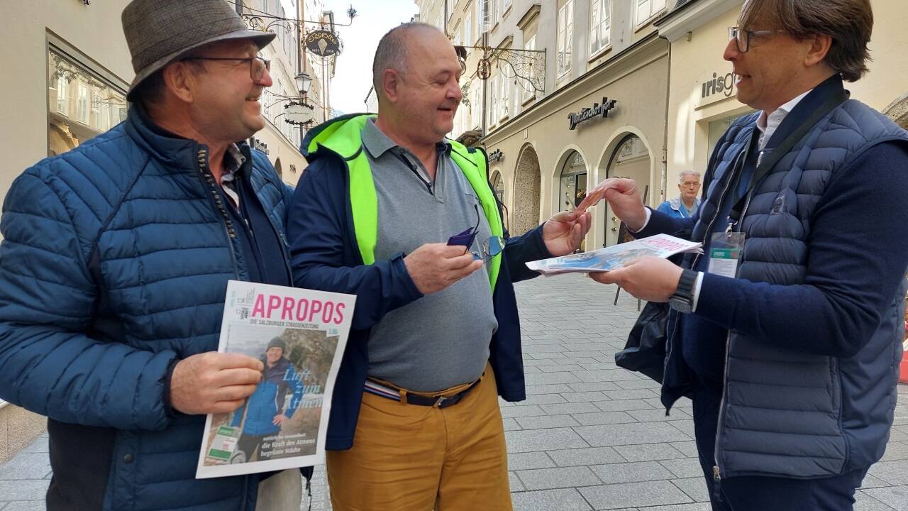 Die Brüder Heinz und Peter Wischinski aus Bayern erstanden gleich zwei Zeitungen. „Wenn es einem selbst gut geht, kann man auch Gutes tun“, sagen sie.  