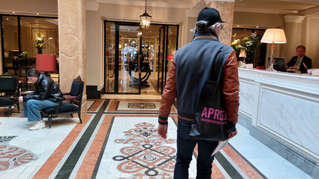 Christian Moik, Geschäftsführer der Soziale Arbeit GmbH, machte sich einen Spaß und legte im Sacher Zwischenstation ein.  