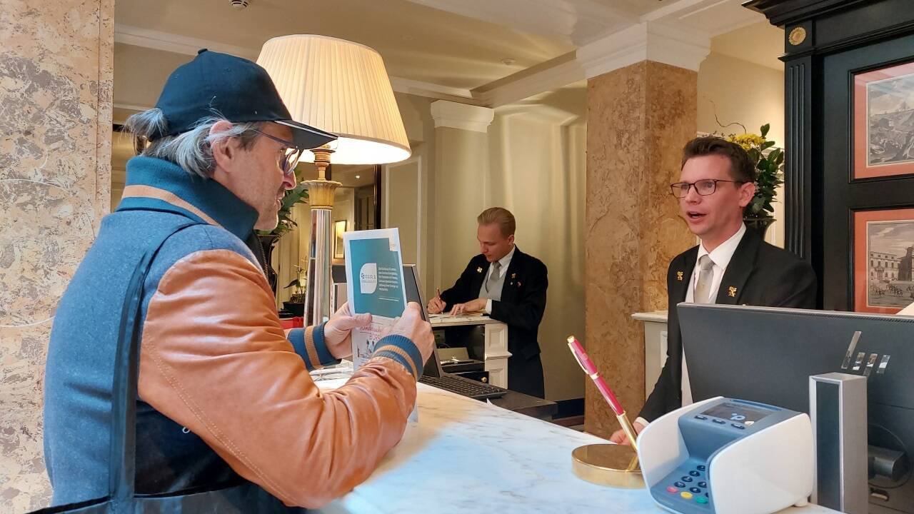 Christian Moik, Geschäftsführer der Soziale Arbeit GmbH, machte sich einen Spaß und legte im Sacher Zwischenstation ein.  