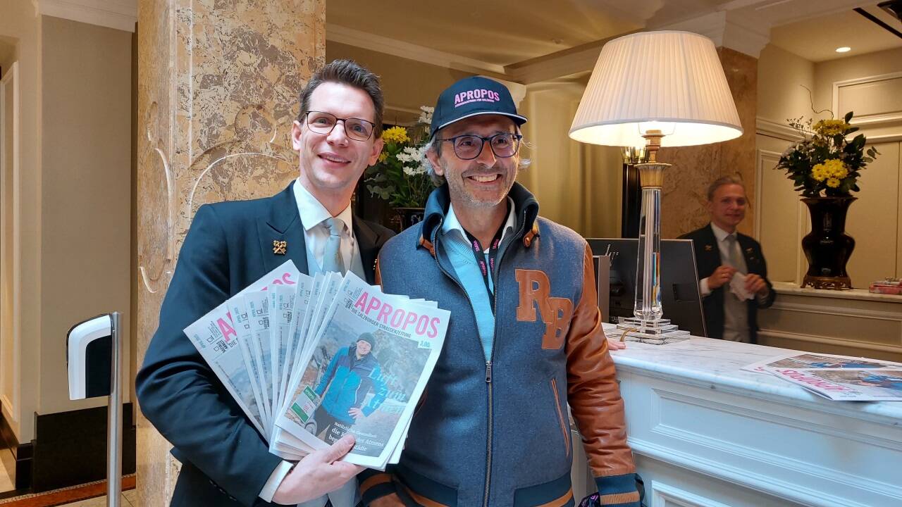 Guest Service Manager Simon Mlinar kaufte Christian Moik gleich zehn Exemplare ab.  