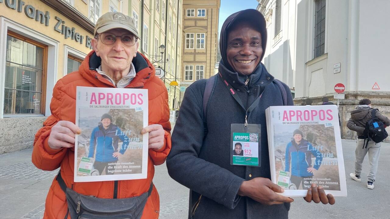 Edi Binder und Friday Akpan aus Nigeria kennen das wahre Leben als Straßenzeitungsverkäufer. Edi Binder arbeitet stundenweise und verkauft im Schnitt 20 Exemplare im Monat.  