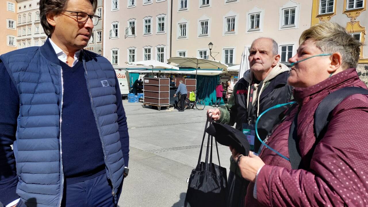 Evelyne und Georg Aigner schulen Matthias Winkler ein.  