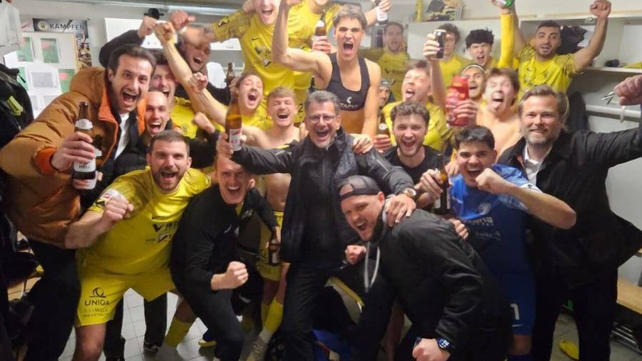 Siezenheims Kicker, Trainer Peter Urbanek (vorn) und Präsident Thomas Kuss (Mitte) feierten den Aufstieg ins Landescup-Halbfinale. Siezenheims Kicker, Trainer Peter Urbanek (vorn) und Präsident Thomas Kuss (Mitte) feierten den Aufstieg ins Landescup-Halbfinale.