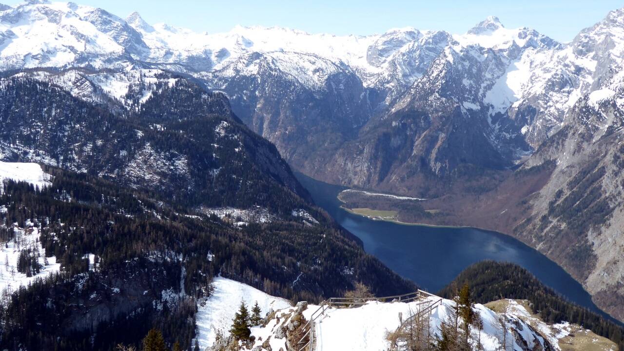 Der Blick vom Jenner auf den Königsee inmitten der Berchtesgadener Alpen. 