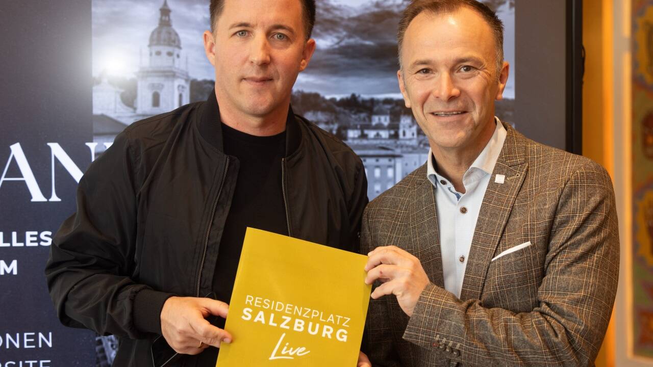 Bürgermeister Bernhard Auinger (SPÖ) und Thomas Semmler von der Kärntner Agentur Semtainment, die die Konzerte auf dem Residenzplatz veranstaltet.  
