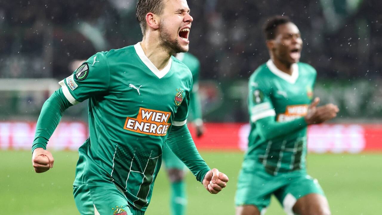 Die Spieler von Rapid Wien (Louis Schaub und Mamadou Sangare) tragen die Wien Energie als Hauptsponsor am Trikot.  