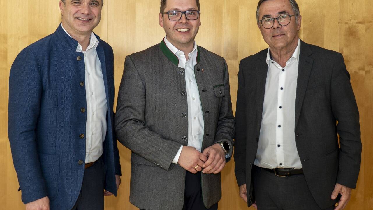Franz Wieser (Mitte), Leiter des Landesmedienzentrums, mit Rupert Quehenberger, Präsident der Landwirtschaftskammer (links), und Kammeramtsdirektor Nikolaus Lienbacher (rechts).  