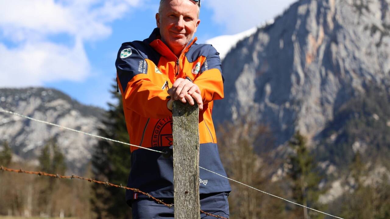 Der neue Landesleiter der Bergrettung, Thomas Hauer, am Fuße der Reither Steinberge, die direkt hinter seinem Wohnhaus in Unken aufragen. Der neue Landesleiter der Bergrettung, Thomas Hauer, am Fuße der Reither Steinberge, die direkt hinter seinem Wohnhaus in Unken aufragen.