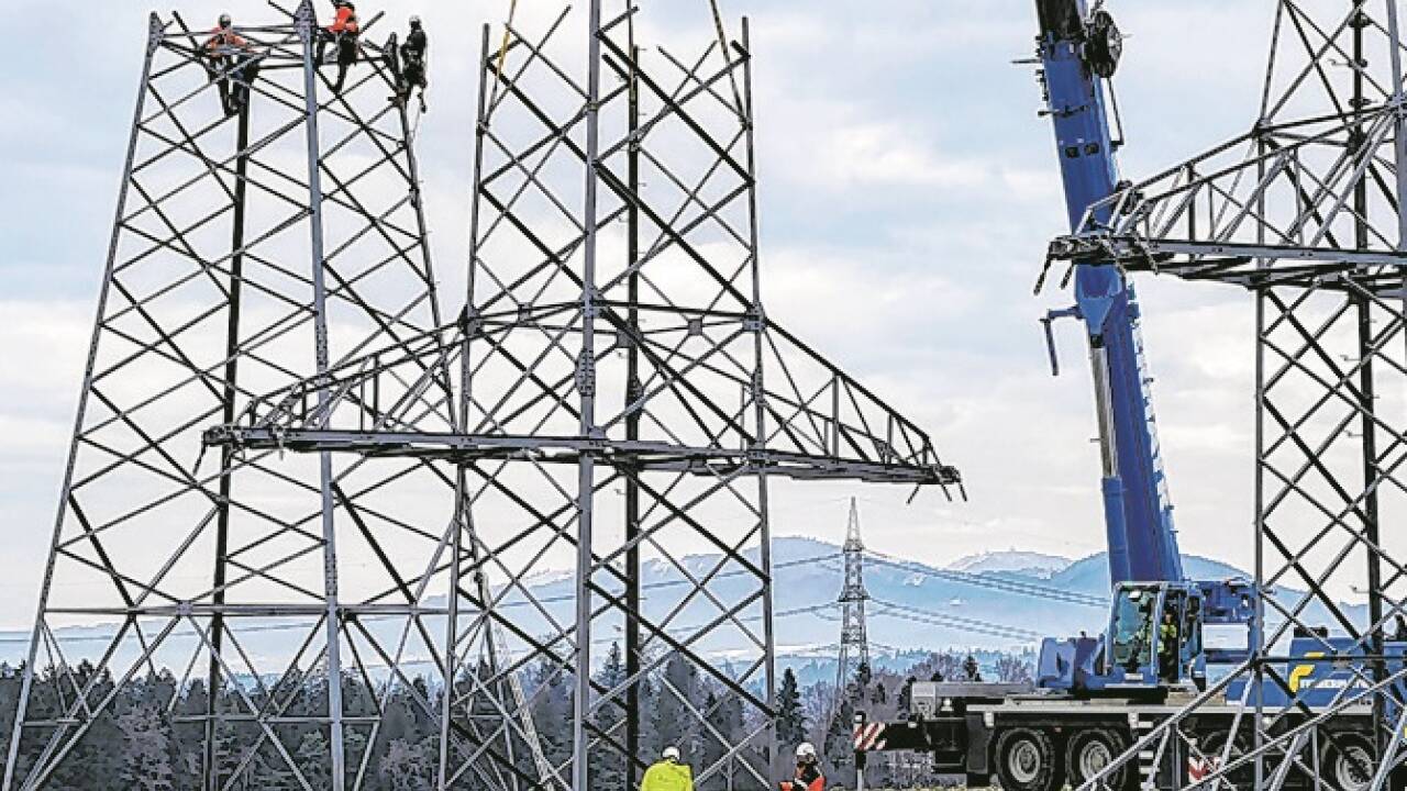 Ein abgebauter 220-kV-Mast (wie hier in Seekirchen) wiegt an die 40 Tonnen. Ein abgebauter 220-kV-Mast (wie hier in Seekirchen) wiegt an die 40 Tonnen.