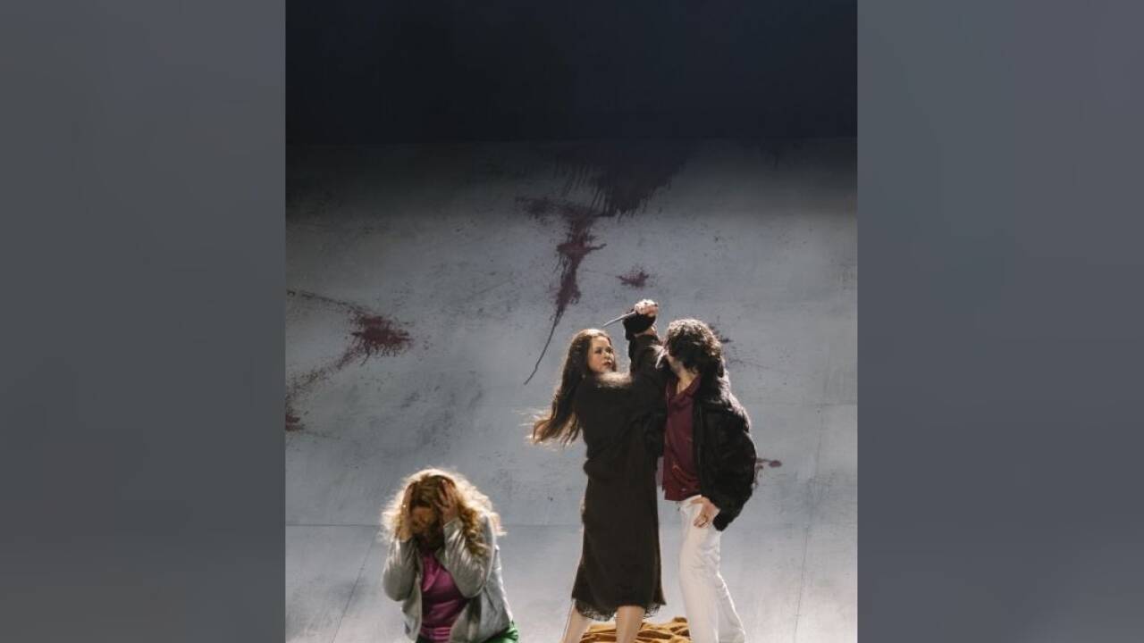Natalia Tanasii als Emma, Nadezhda Karyazina als Marfa, Thomas Atkins als Andrej Chowanskij 