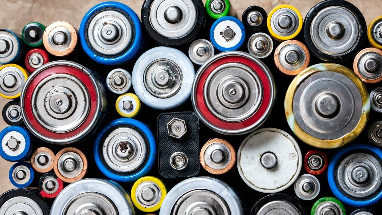 Bei der Entsorgung alter Batterien und Akkus hapert es in Österreich, daher wird seit Längerem über ein Pfandsystem oder andere finanzielle Anreize diskutiert, um die Recyclingquote zu steigern. 