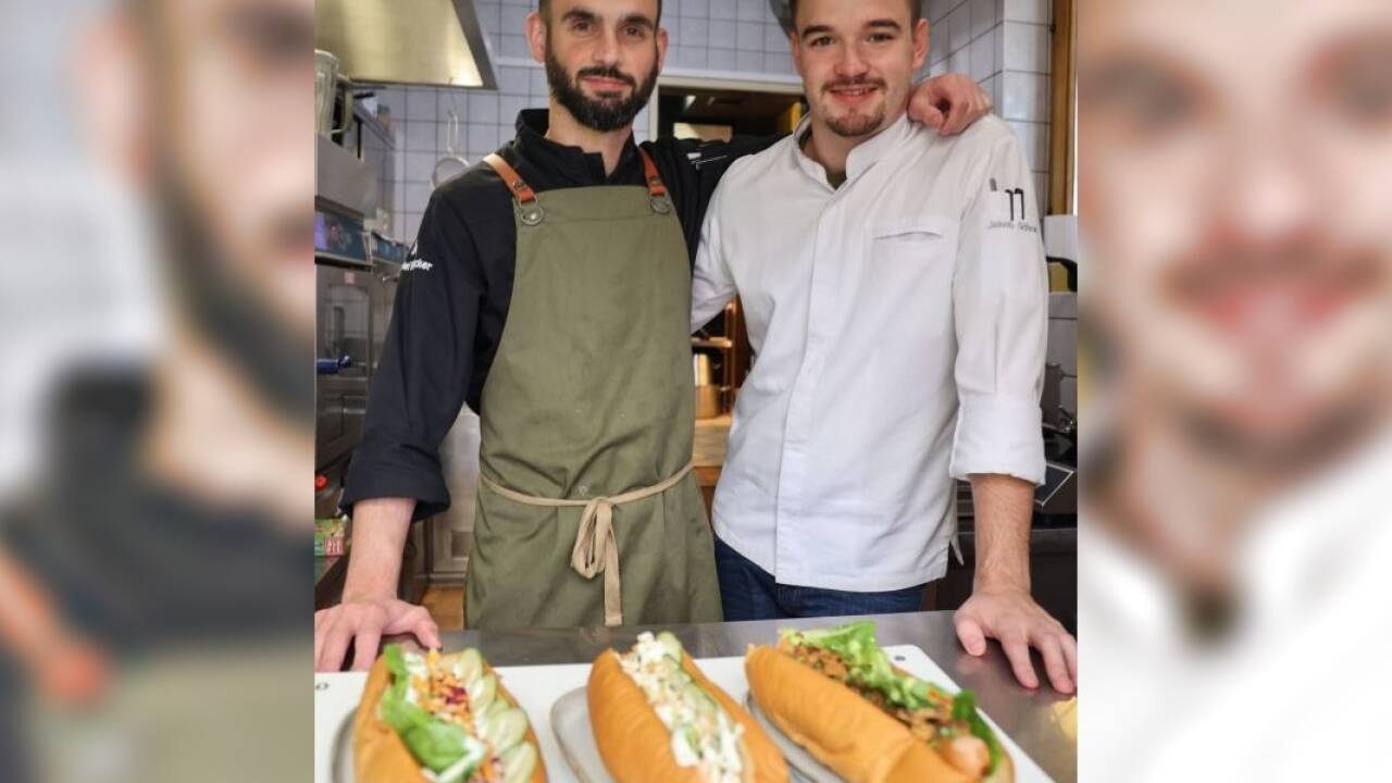 Daniel Reifecker und Jakob Schmid servieren noch einmal Hotdogs. Ab Juli gibt es ihre Überraschungsmenüs im „Schrei im Eigenherr“.  