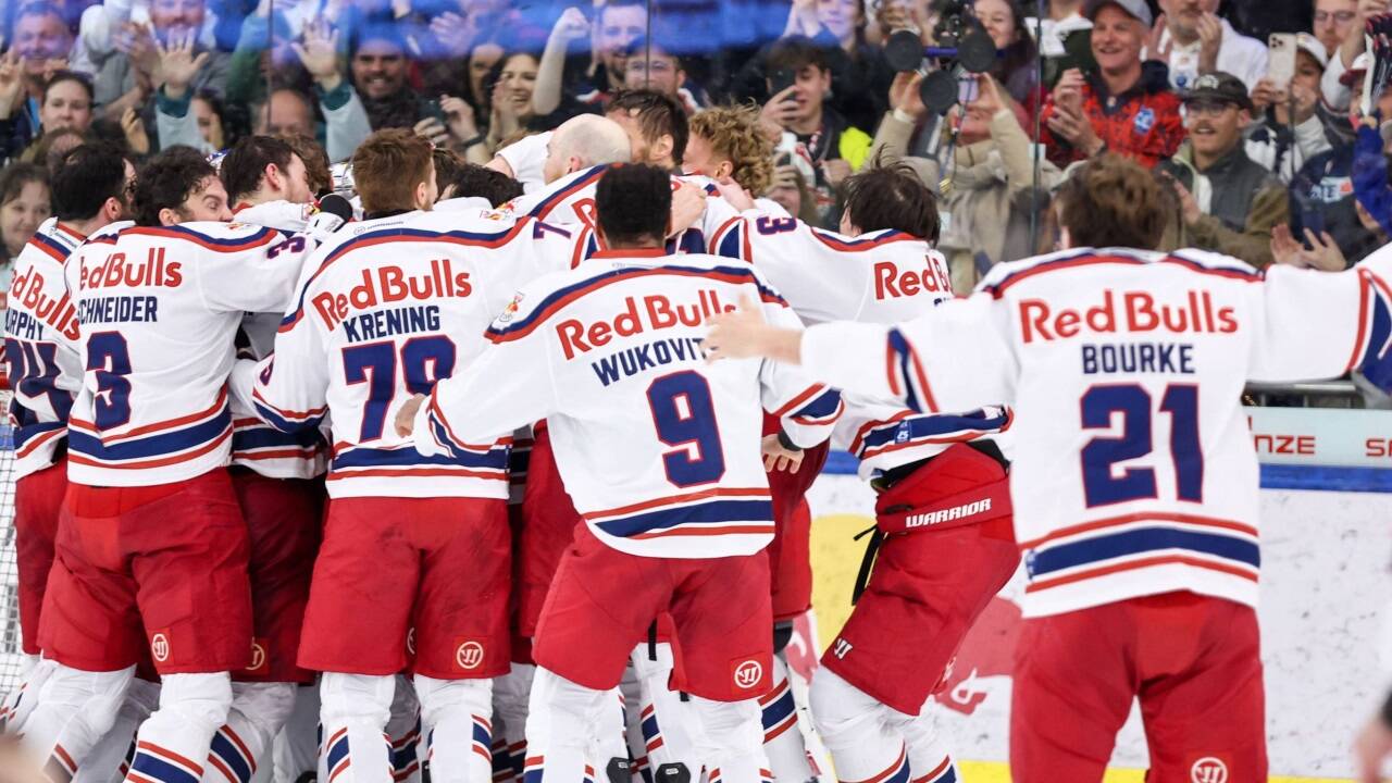 Die Spieler von Red Bull Salzburg jubelten im Volksgarten gegen den KAC über den vierten Meistertitel im Eishockey in Folge. Die Spieler von Red Bull Salzburg jubelten im Volksgarten gegen den KAC über den vierten Meistertitel im Eishockey in Folge.