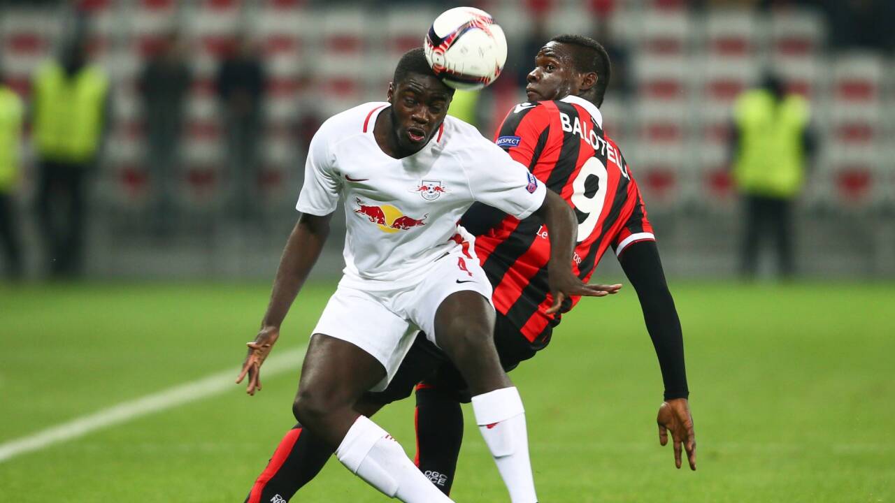 Nizza-Star Balotelli sah gegen Upamecano (l.) kaum Land.  