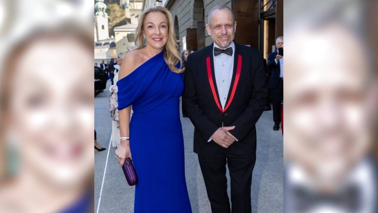 Kam im langen blauen Abendkleid: Festspielpräsidentin Kristina Hammer mit Gery Keszler, der einen dunklen Anzug mit auffälligen roten Elementen am Revers trug. 