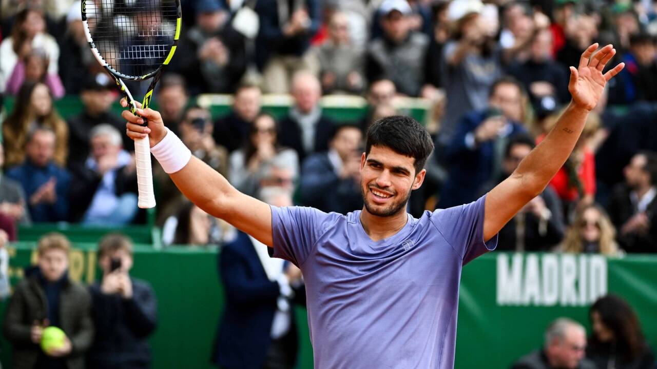 Carlos Alcaraz holt seinen ersten Titel in Monte Carlo.  Carlos Alcaraz holt seinen ersten Titel in Monte Carlo.
