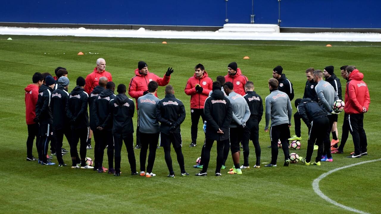 Upamecanos Teamkollegen frierten währenddessen beim ersten Mannschaftstraining, am Mittwoch ausnahmsweise in der Red-Bull-Arena. 
