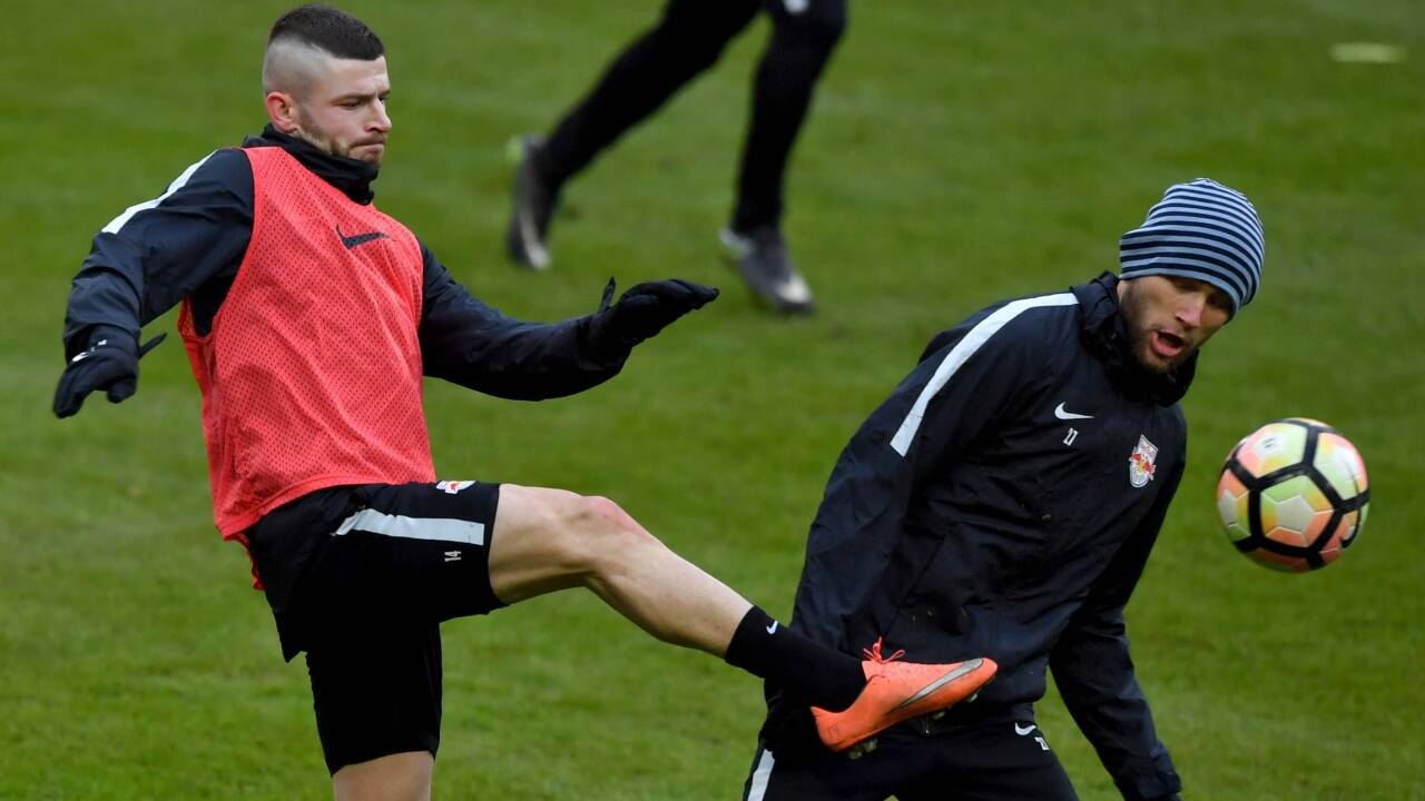 Valon Berisha kickte trotz der tiefen Temperaturen in kurzer Hose. 