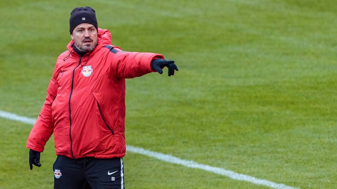 Trainer Oscar Garcia, gut eingepackt mit Haube und Handschuhe. 