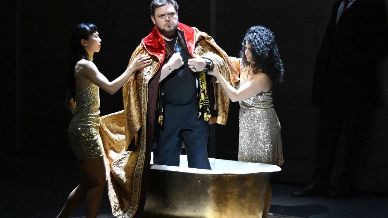 Vitalij Kowaljow (Fürst Iwan Chowanskij) bei der Fotoprobe zur Oper „Chowanschtschina“ von Modest Mussorgskis im Rahmen der Salzburger Osterfestspiele  Vitalij Kowaljow (Fürst Iwan Chowanskij) bei der Fotoprobe zur Oper „Chowanschtschina“ von Modest Mussorgskis im Rahmen der Salzburger Osterfestspiele